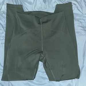 Lululemon Green leggings. NWOT- 25in inseam size 6